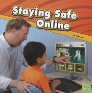 Staying Safe Online di Sally Lee edito da Capstone Press