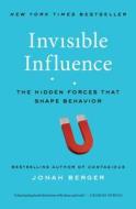 Invisible Influence: The Hidden Forces That Shape Behavior di Jonah Berger edito da SIMON & SCHUSTER