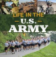 Life in the U.S. Army di Mo Barrett edito da Capstone