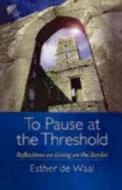 To Pause at the Threshold di Esther De Waal edito da MOREHOUSE PUB