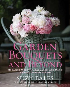 Garden Bouquets and Beyond: Creating Wreaths, Garlands, and More in Every Garden Season di Suzy Bales edito da Rodale Books