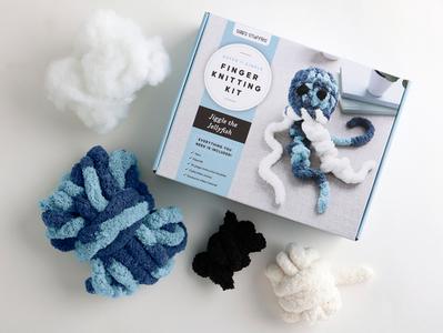 Super Simple Finger Knitting Kit Jiggle The Jellyfish: Everything You Need Is Included: Chunky Yarn, Fiberfill, Instruction Booklet, Exclusive Step-by di Sabrina-Rose Benedict edito da Schiffer Publishing Ltd