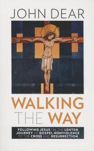 Walking the Way: Following Jesus on the Lenten Journey of Gospel Nonviolence to the Cross and Resurrection di John Dear edito da TWENTY THIRD PUBN