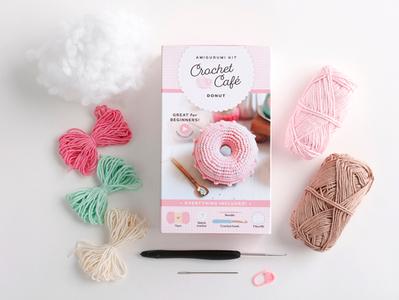 Crochet Cafe Amigurumi Kit Donut: Everything You Need Is Included: 100%-Cotton Yarn, Crochet Hook, Stitch Marker, Tapestry Needle, Fiberfill, Step-by- di Better Day Books edito da Schiffer Publishing Ltd