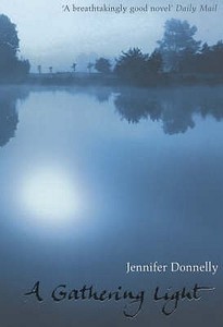 A Gathering Light di Jennifer Donnelly edito da Bloomsbury Publishing PLC