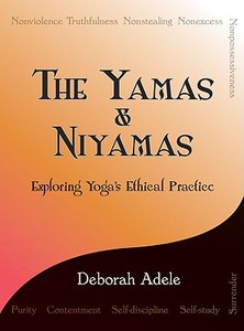 The Yamas & Niyamas: Exploring Yoga's Ethical Practice di Deborah Adele edito da ON WORD BOUND BOOKS