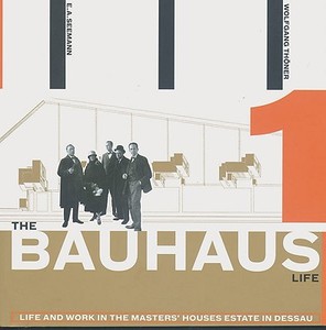 The Bauhaus Life: Life and Work in the Masters' Houses Estate in Dessau di Wolfgang Thoner, Wolfgang Thohner edito da Art Stock Books Ltd