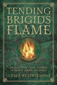 Tending Brigid's Flame di Lunaea Weatherstone edito da Llewellyn Publications,U.S.