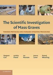 The Scientific Investigation of Mass Graves edito da Cambridge University Press