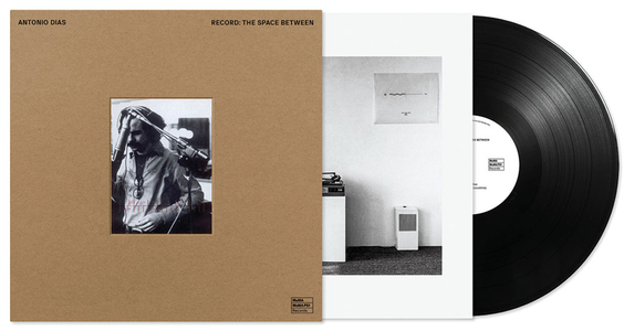 Record: The Space Between di Antonio Dias, David Platzker edito da Museum Of Modern Art