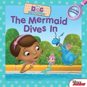 Doc McStuffins the Mermaid Dives in: Includes Stickers! di Disney Book Group, Sheila Sweeny Higginson edito da Disney Press