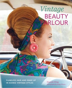 Vintage Beauty Parlor: Flawless Hair and Make-Up in Iconic Vintage Styles di Hannah Wing edito da RYLAND PETERS & SMALL INC