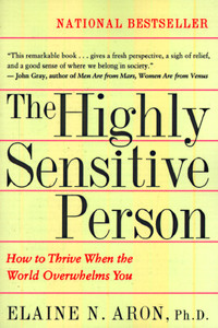 The Highly Sensitive Person: How to Thrive When the World Overwhelms You di Elaine N. Aron edito da BROADWAY BOOKS