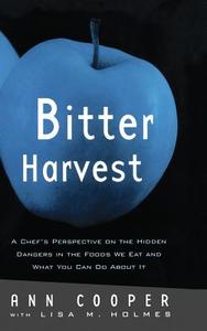 Bitter Harvest: A Chef's Perspective on the Hidden Danger in the Foods We Eat and What You Can Do about It di Ann Cooper, Lisa M. Holmes edito da ROUTLEDGE