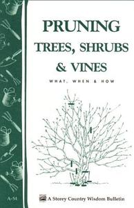 Pruning Trees, Shrubs & Vines: What, When & How di Editors of Garden Way Publishing edito da STOREY PUB
