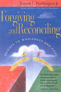 Forgiving and Reconciling: Finding Our Way Through Cultural Challenges di Everett L. Worthington Jr edito da INTER VARSITY PR
