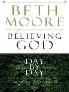 Believing God Day by Day: Growing Your Faith All Year Long di Beth Moore edito da CHRISTIAN LARGE PRINT