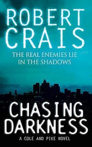 Chasing Darkness di Robert Crais edito da Orion Publishing Co