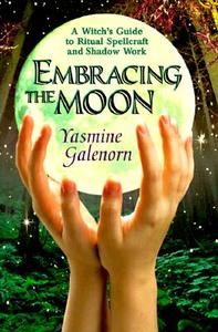 Embracing The Moon di Yasmine Galenorn edito da Llewellyn Publications,u.s.