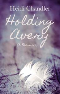 Holding Avery: A Memoir di Heidi Chandler edito da M P PUB LTD