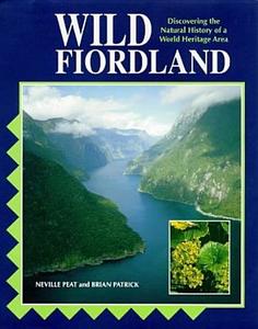 Wild Fiordland: Discovering the Natural History of New Zealand's World Heritage Area di Neville Peat edito da OTAGO UNIV PR