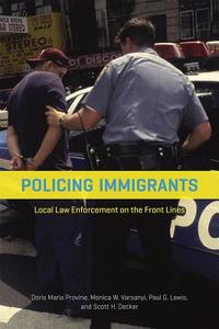 Policing Immigrants - Local Law Enforcement on the  Front Lines di Doris Marie Provine edito da University of Chicago Press