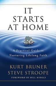 It Starts at Home: A Practical Guide to Nurturing Lifelong Faith di Kurt Bruner, Steve Stroope edito da MOODY PUBL