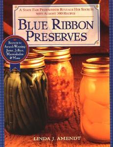Blue Ribbon Preserves: Secrets to Award-Winning Jams, Jellies, Marmalades and More di Linda J. Amendt edito da H P BOOKS