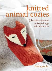 Knitted Animal Cozies: 35 Woolly Creatures to Keep Things Safe and Warm di Fiona Goble edito da RYLAND PETERS & SMALL INC