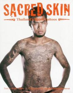 Sacred Skin: Thailand's Spirit Tatoos di Tom Vater, Aroon Thaewchatturat edito da Visionary World Ltd