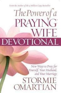 The Power of a Praying Wife Devotional: Fresh Insights for You and Your Marriage di Stormie Omartian edito da CHRISTIAN LARGE PRINT