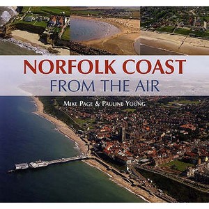 Norfolk Coast From The Air di Mike Page, Pauline Young edito da Halsgrove