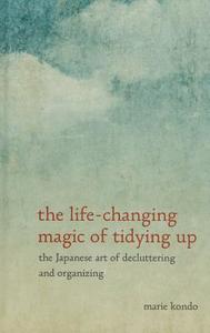 The Life-Changing Magic of Tidying Up: The Japanese Art of Decluttering and Organizing di Marie Kondo edito da THORNDIKE PR