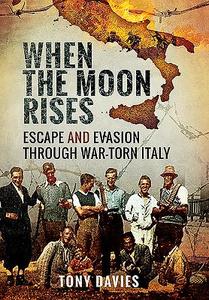 When the Moon Rises: Escape and Evasion Through War-Torn Italy di Tony Davies edito da Pen & Sword Books Ltd