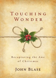 Touching Wonder: Recapturing the Awe of Christmas di John Blase edito da DAVID C COOK