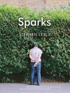 Sparks: Adventures in Street Photography di Stephen Leslie edito da Unbound