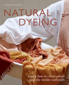 Natural Dyeing di Kathyn Davey edito da Hardie Grant Books (UK)
