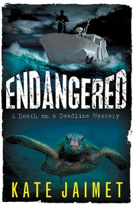 Endangered: A Death on a Deadline Mystery di Kate Jaimet edito da POISONED PENCIL