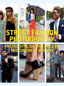Street Fashion Photography: Taking Stylish Pictures on the Concrete Runway di Dyanna Dawson, J. T. Tran edito da CHRONICLE BOOKS