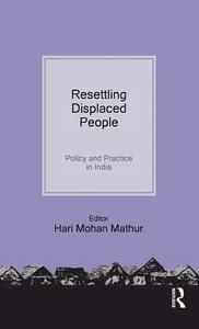 Resettling Displaced  People di Hari Mohan Mathur edito da Taylor & Francis Ltd