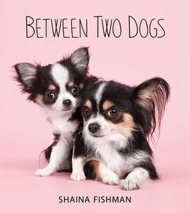 Between Two Dogs di Shaina Fishman edito da Skyhorse Publishing