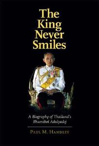 The King Never Smiles - A Biography of Thailand′s Bhumibol Adulyadej di Paul M. Handley edito da Yale University Press