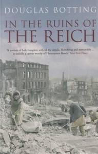In the Ruins of the Reich di Douglas Botting edito da Methuen Publishing Ltd
