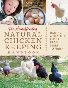 The Homesteader's Natural Chicken Keeping Handbook di Amy K. Fewell edito da Lyons Press