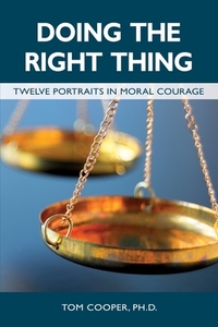 Doing the Right Thing: Twelve Portraits in Moral Courage di Tom Cooper edito da THESCHOOLBOOK.COM