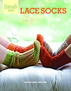 Threads Selects: Lace Socks: 9 lovely patterns to knit di ,Kathleen Taylor edito da Taunton Press Inc