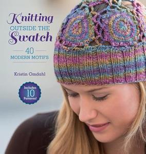 Knitting Outside The Swatch di Kristin Omdahl edito da Interweave Press Inc