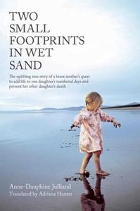 Two Small Footprints in Wet Sand: A Mother's Memoir di Anne-Dauphine Julliand edito da ARCADE PUB