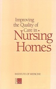 IMPROVING THE QUALITY OF CARE di Institute of Medicine, Committee on Nursing Home Regulation edito da NATL ACADEMY PR