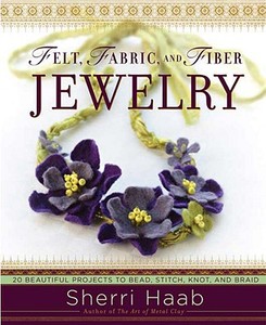 Felt, Fabric, and Fiber Jewelry: 20 Beautiful Projects to Bead, Stitch, Knot, and Braid di Sherri Haab edito da WATSON GUPTILL PUBN